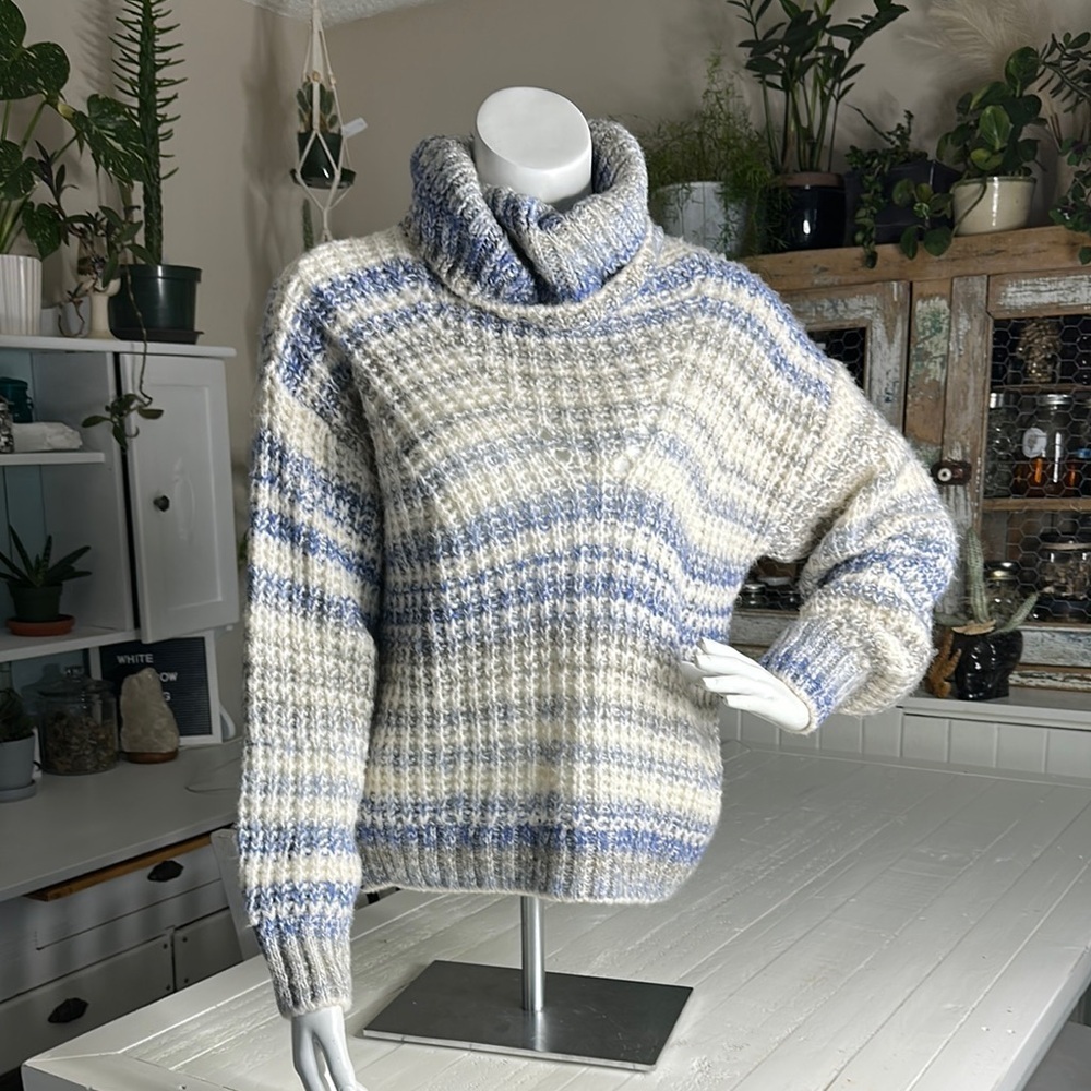 Hollister, California Abercrombie and Fitch
cable knit turtleneck, small